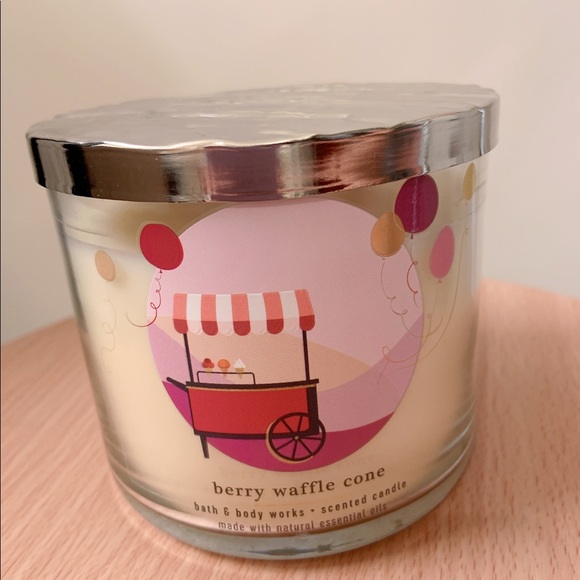 Bath and body works Berry waffle cone candle - Picture 3 of 7